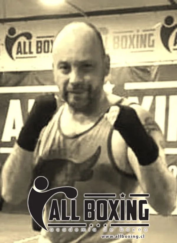 Entrenador de boxeo en AllBoxing, guiando a los alumnos en técnicas y entrenamientos personalizados en nuestras sucursales de Providencia y Las Condes.