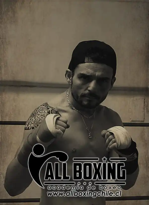 Entrenador de boxeo en AllBoxing, guiando a los alumnos en técnicas y entrenamientos personalizados en nuestras sucursales de Providencia y Las Condes.