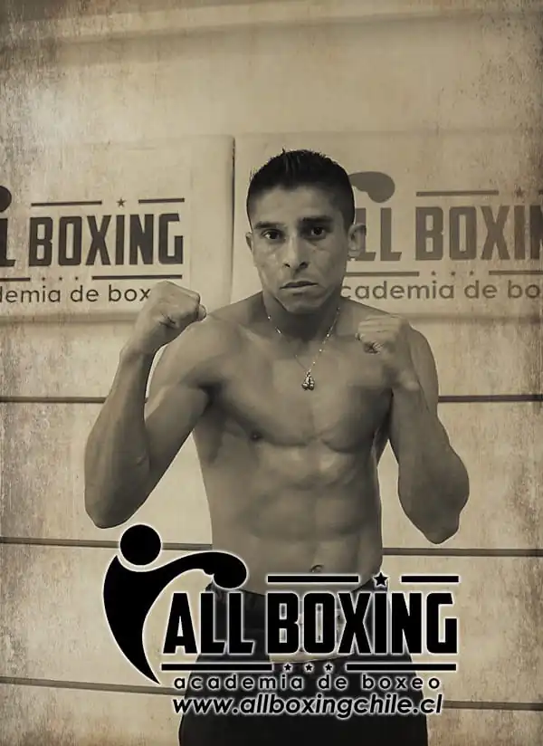Entrenador de boxeo en AllBoxing, guiando a los alumnos en técnicas y entrenamientos personalizados en nuestras sucursales de Providencia y Las Condes.