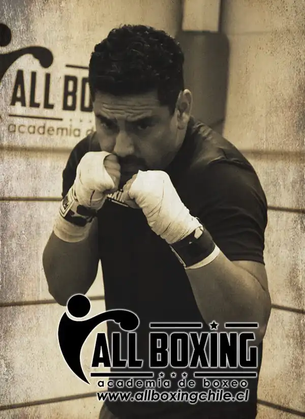 Entrenador de boxeo en AllBoxing, guiando a los alumnos en técnicas y entrenamientos personalizados en nuestras sucursales de Providencia y Las Condes.