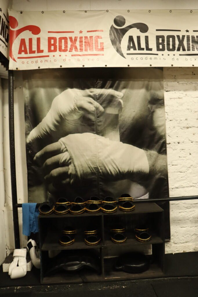 Poster que muestra los puños de un boxeador preparándose para un combate.